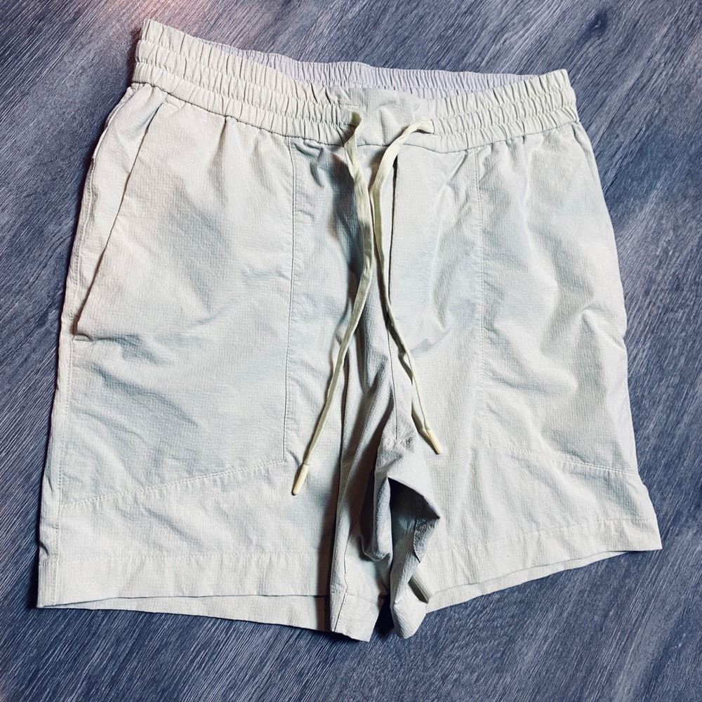 Lululemon Women‎ Light Yellowish  Athletic Shorts Size M Drawstring 5 inch